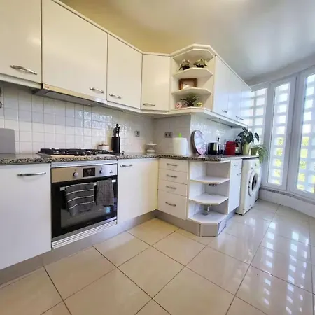Family-friendly Flat 3br 2ba Metro Telheiras ליסבון